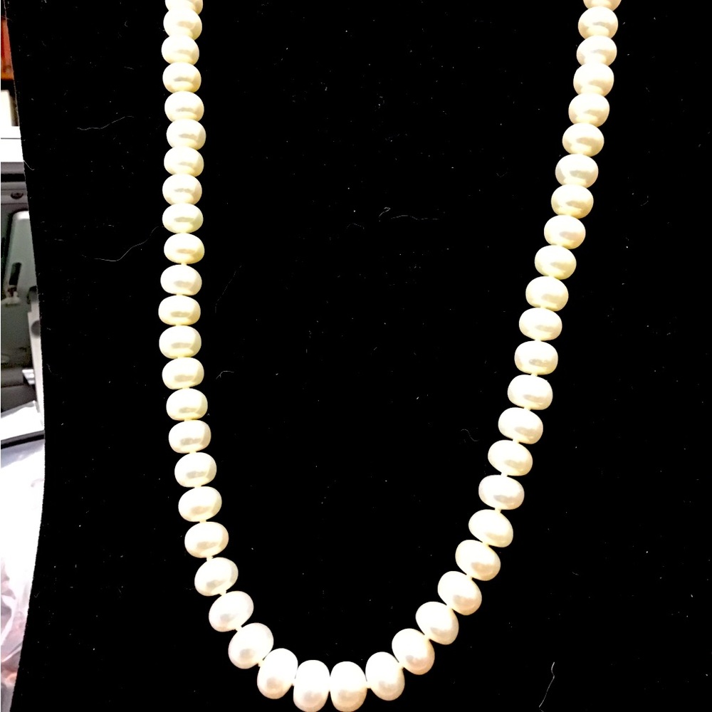 NWOT white Pear Necklace 10”